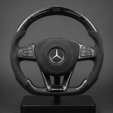 Volant carbone sur mesure Mercedes Classe C W205 avec prises en main en Alcantara, cache airbag en Alcantara et branche inférieure en carbone sergé marquée AMG