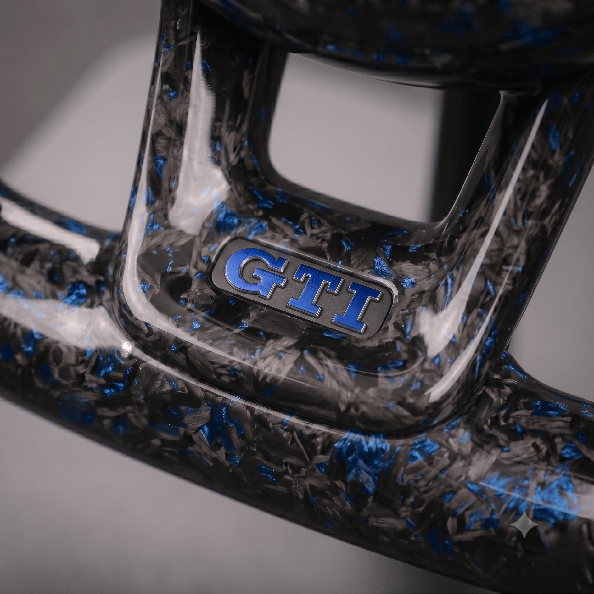 Volant en carbone forgé personnalisé avec insert GTI bleu et noir - Atelier OEM+
