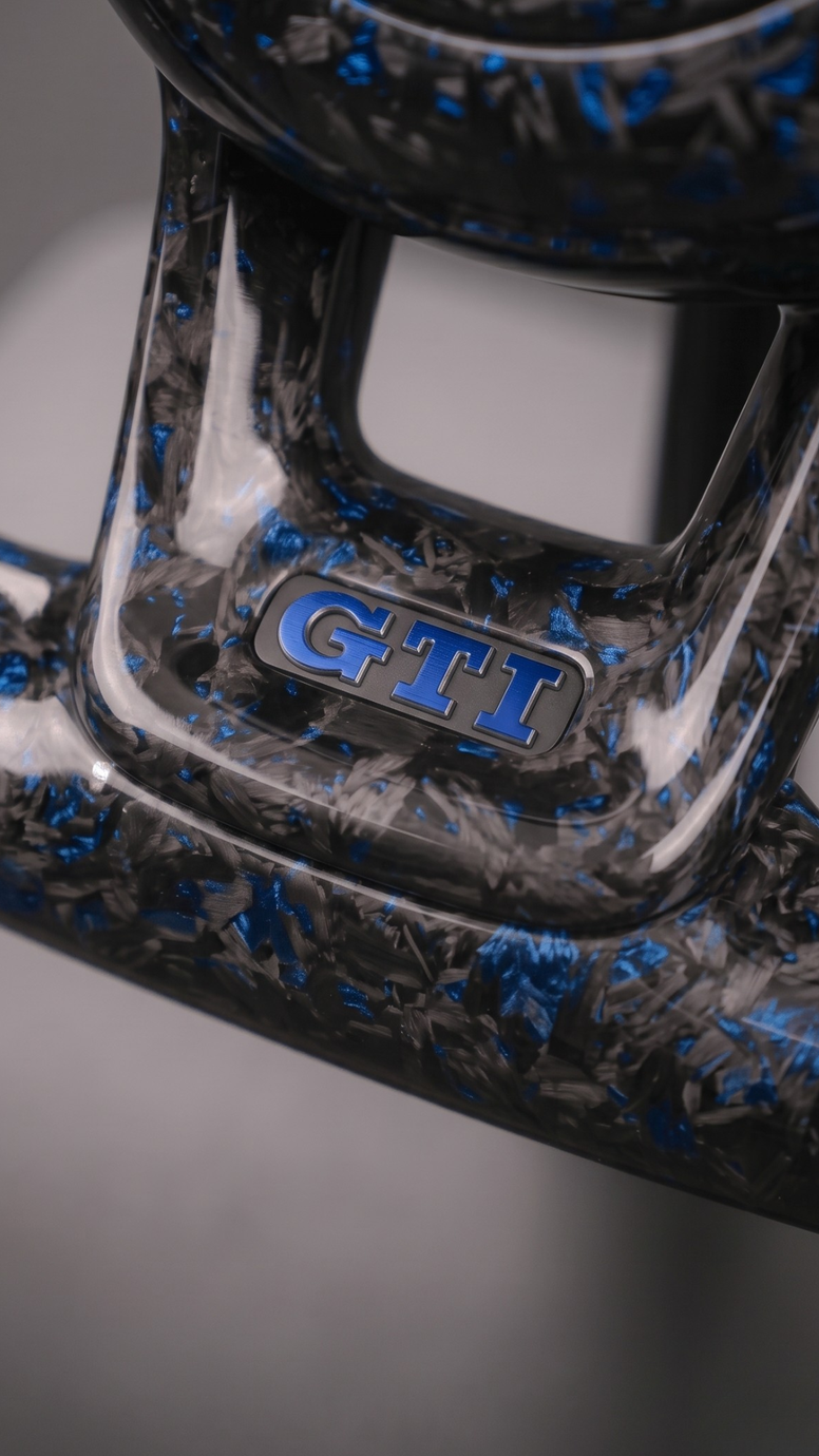 Volant en carbone forgé personnalisé avec insert GTI bleu et noir - Atelier OEM+