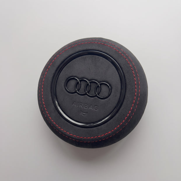 Tampa do airbag Audi R8, TT, A3, S3, RS3 2014-2024 em Alcantara antracite com costuras vermelhas, segunda vista de frente