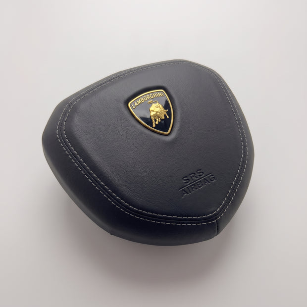 Tampa do airbag Lamborghini Aventador LP700-4 2011-2022 em pele preta lisa com costuras cinzentas, vista de três quartos