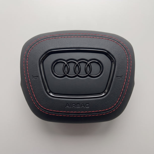 Tampa do airbag Audi A3, S3, RS3 2021-2024 em pele preta lisa com costuras vermelhas, vista de frente