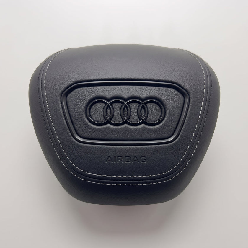 Tampa do airbag Audi 2022-2024 em pele preta lisa, vista de frente