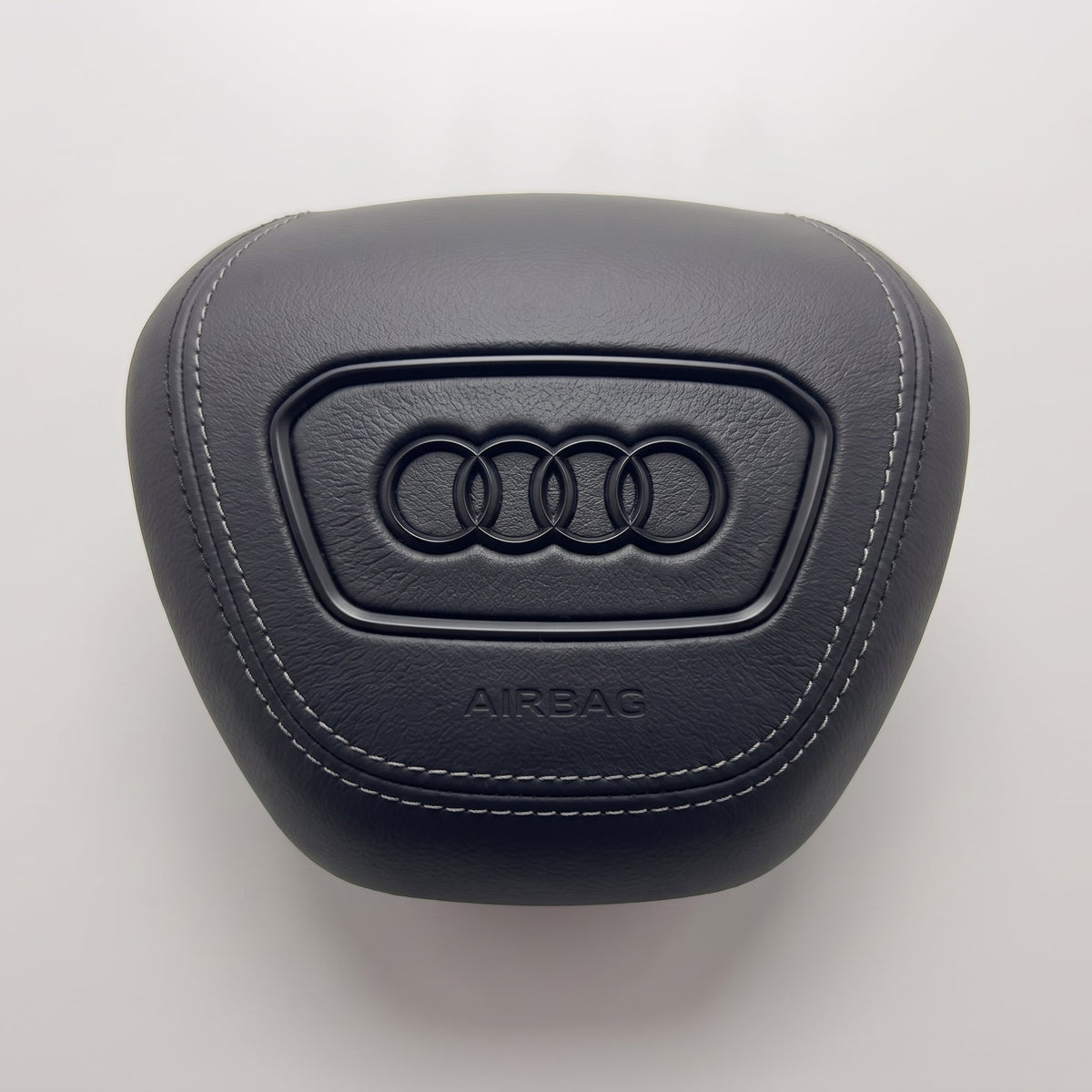 Tampa do airbag Audi 2022-2024 em pele preta lisa, vista de frente
