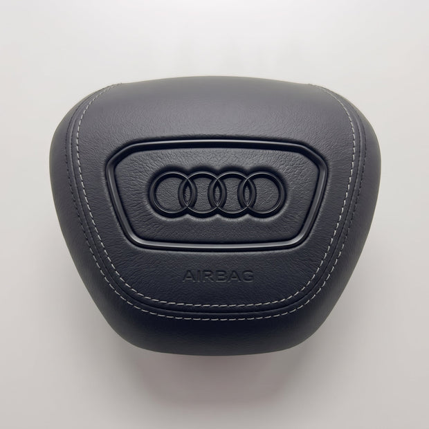 Tampa do airbag Audi 2022-2024 em pele preta lisa, vista de frente