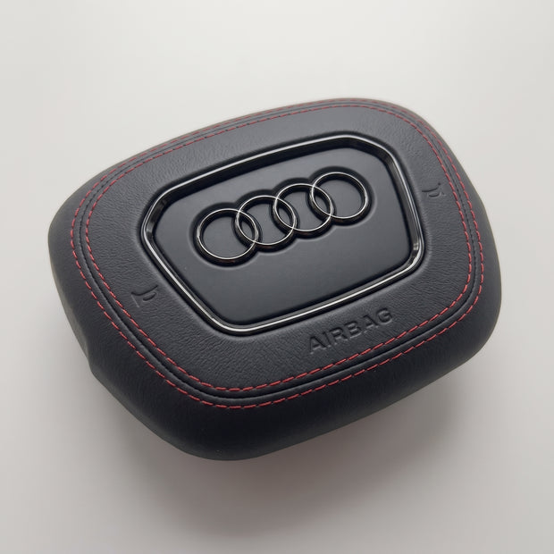 Tampa do airbag Audi A3, S3, RS3 2021-2024 em pele preta lisa com costuras vermelhas, vista de três quartos