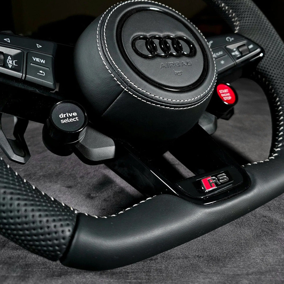 أزرار Drive Select وStart Engine Stop بتصميم Audi R8 مركّبة على مقود Audi من الجلد المثقّب