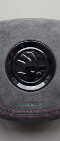 Tapa del airbag de Alcantara gris con costuras rojas Skoda Fabia IV Octavia IV vista frontal