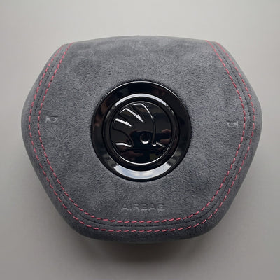 Tapa del airbag de Alcantara gris con costuras rojas Skoda Fabia IV Octavia IV vista frontal